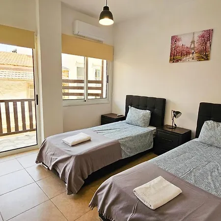 Διαμέρισμα Sky Way Apartment, 150m From Chabad Lubavitch Λάρνακα