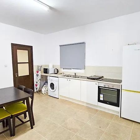 Sky Way Apartment, 150m From Chabad Lubavitch Lejlighed Larnaca